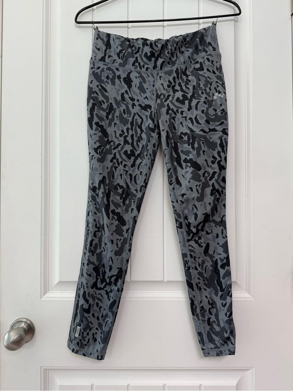 ONLY PLAY Athletic Leggings in Gray Athleisure Athletic Yoga Pants